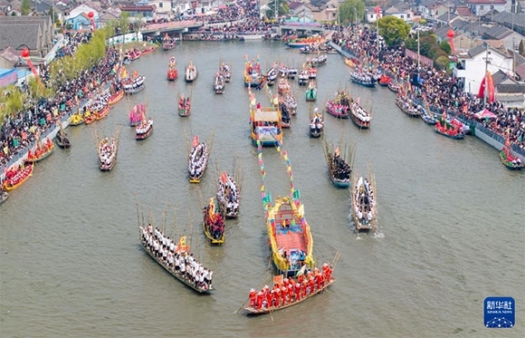 ?4月4日，選手在參加茅山會(huì)船盛會(huì)（ 無(wú)人機(jī)照片）。?新華社發(fā)（顧繼紅 攝）