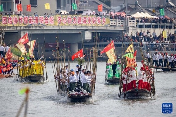 ?4月4日，選手在參加茅山會(huì)船盛會(huì)。新華社發(fā)（湯德宏 攝）
