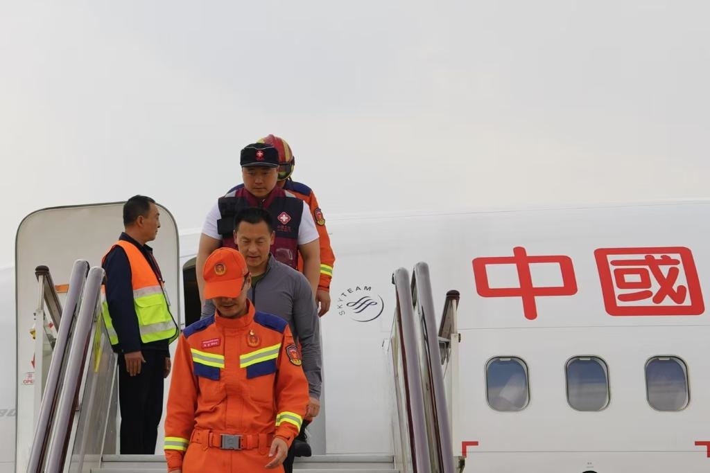 4月6日，在云南省昆明長水機場，中國云南救援醫(yī)療隊抵達昆明。新華社記者 高詠薇 攝
