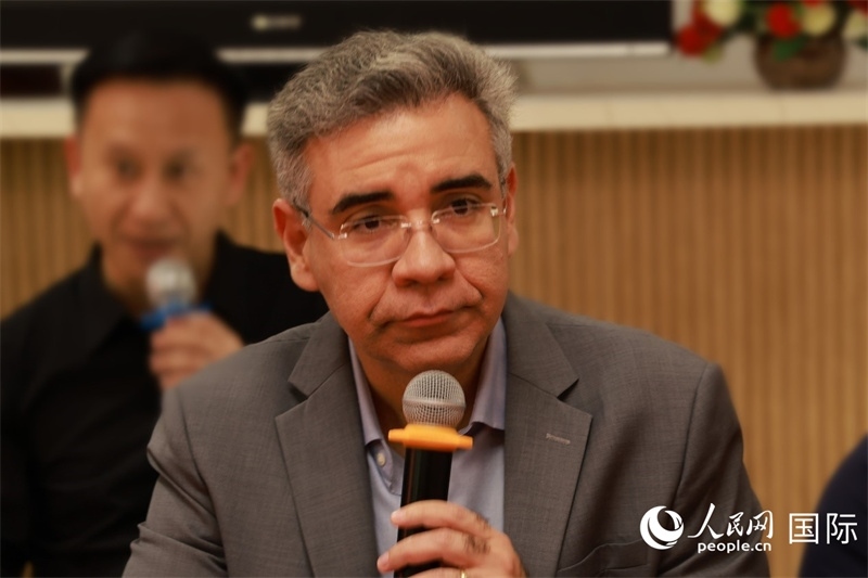 巴西弗魯米嫩塞聯(lián)邦大學(xué)教授、中國(guó)問(wèn)題專家埃萬(wàn)德羅·卡瓦略在座談會(huì)上致辭。人民網(wǎng)記者 陳海琪攝