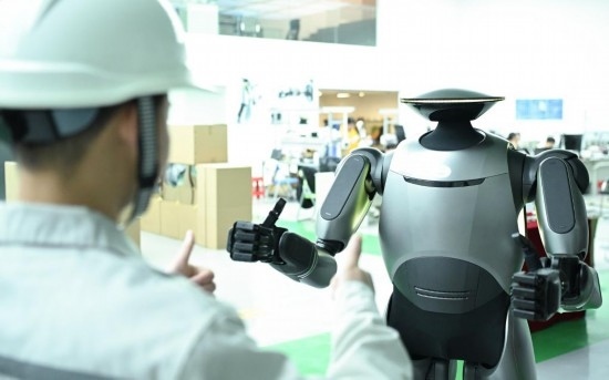 在廣汽研究院，人形機(jī)器人團(tuán)隊(duì)的周仁義在演示GoMate機(jī)器人互動(dòng)功能（新華社記者 鄧華 攝）