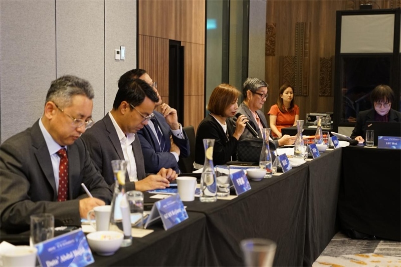 《南洋商報》總編輯羅依薇（左四）進行致辭。林俊揚攝