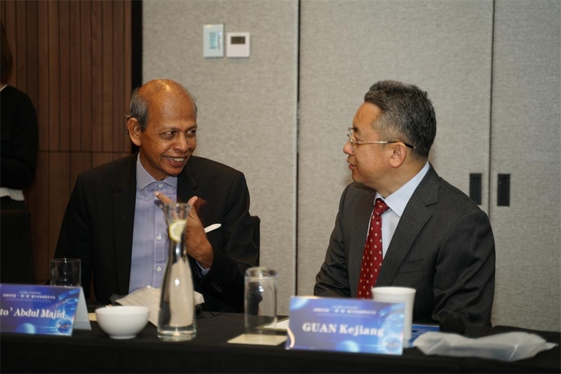 分享會現(xiàn)場，中方記者同與會代表進行友好交流。林俊揚攝