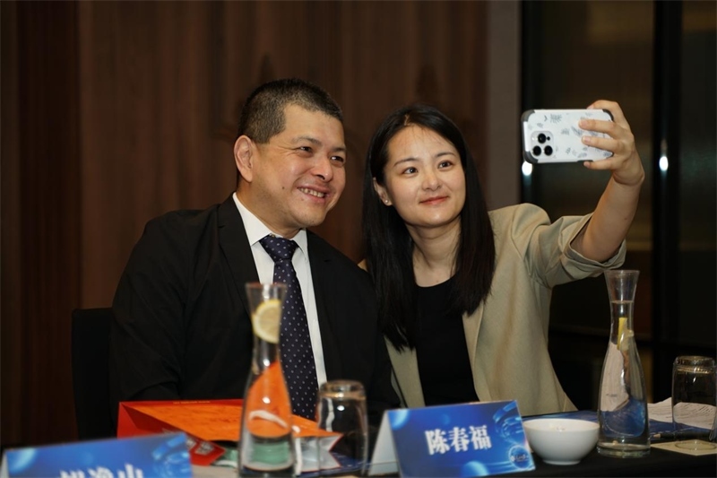 分享會上，中方記者同與會代表合影留念。林俊揚攝