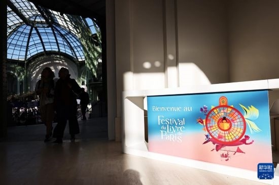 4月11日，人們?cè)诜▏屠璐蠡蕦m參加2025巴黎書展。新華社記者 高靜 攝