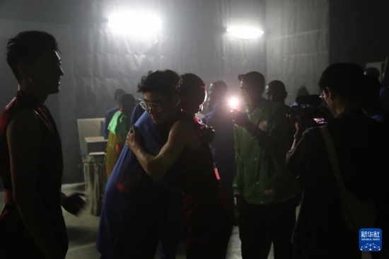 4月10日，在塞內(nèi)加爾首都達(dá)喀爾的國家大劇院，中央音樂學(xué)院進(jìn)擊打擊樂團(tuán)成員與塞內(nèi)加爾杜杜·恩迪亞耶·羅斯打擊樂團(tuán)成員在演出后臺擁抱。新華社記者 司源 攝