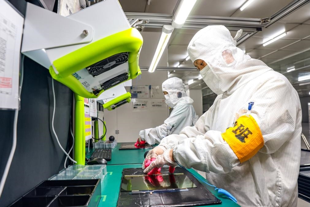 3月27日，在位于寧夏賀蘭工業(yè)園區(qū)的湯姆森電氣有限公司生產(chǎn)車間內(nèi)，工作人員制作硅膠絕緣護(hù)套。新華社記者 楊植森 攝