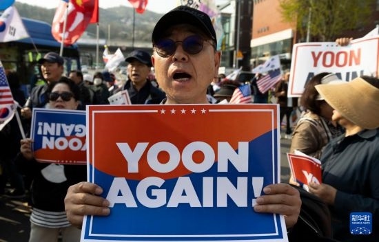 4月11日，在韓國(guó)首爾漢南洞官邸附近，支持者為韓國(guó)前總統(tǒng)尹錫悅送行。新華社發(fā)（全休相攝）