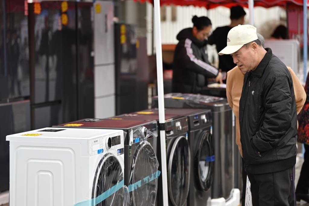 3月28日，天津市北辰區(qū)舉行2025年消費(fèi)品以舊換新惠民服務(wù)活動(dòng)，吸引眾多市民前來選購。新華社記者 李然 攝