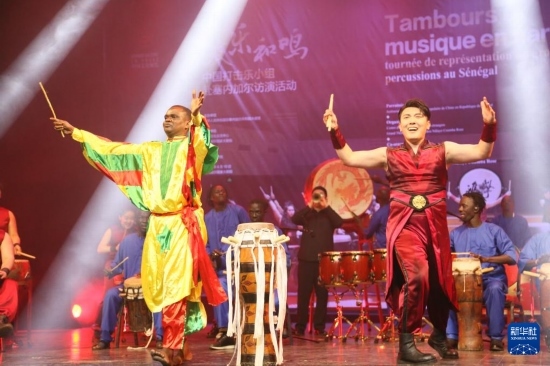 4月10日，在塞內(nèi)加爾首都達(dá)喀爾的國家大劇院，中央音樂學(xué)院進(jìn)擊打擊樂團(tuán)與塞內(nèi)加爾杜杜·恩迪亞耶·羅斯打擊樂團(tuán)同臺演出。新華社記者 司源 攝
