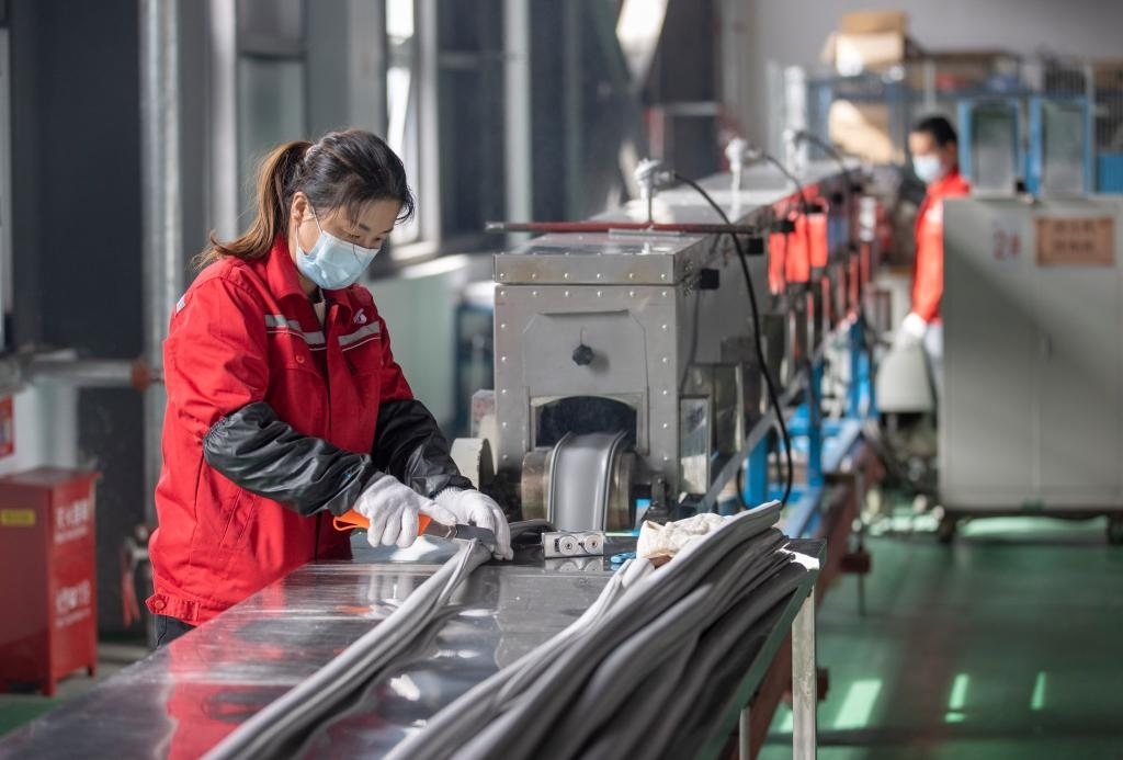 3月27日，在位于寧夏賀蘭工業(yè)園區(qū)的湯姆森電氣有限公司生產(chǎn)車間內(nèi)，工作人員制作硅膠絕緣護(hù)套。新華社記者 楊植森 攝
