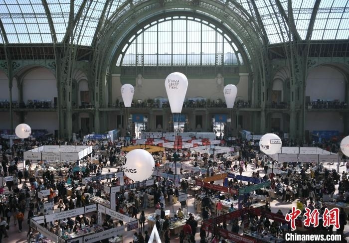 當(dāng)?shù)貢r(shí)間4月11日，2025年巴黎圖書節(jié)在巴黎大皇宮揭幕。圖為巴黎大皇宮的圖書節(jié)現(xiàn)場(chǎng)。中新社記者 李洋 攝