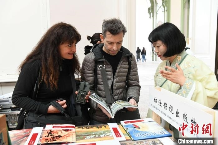 當(dāng)?shù)貢r(shí)間4月11日，2025年巴黎圖書節(jié)在巴黎大皇宮揭幕。中國(guó)出版代表團(tuán)攜千余種中國(guó)精品圖書亮相展會(huì)。 中新社記者 李洋 攝