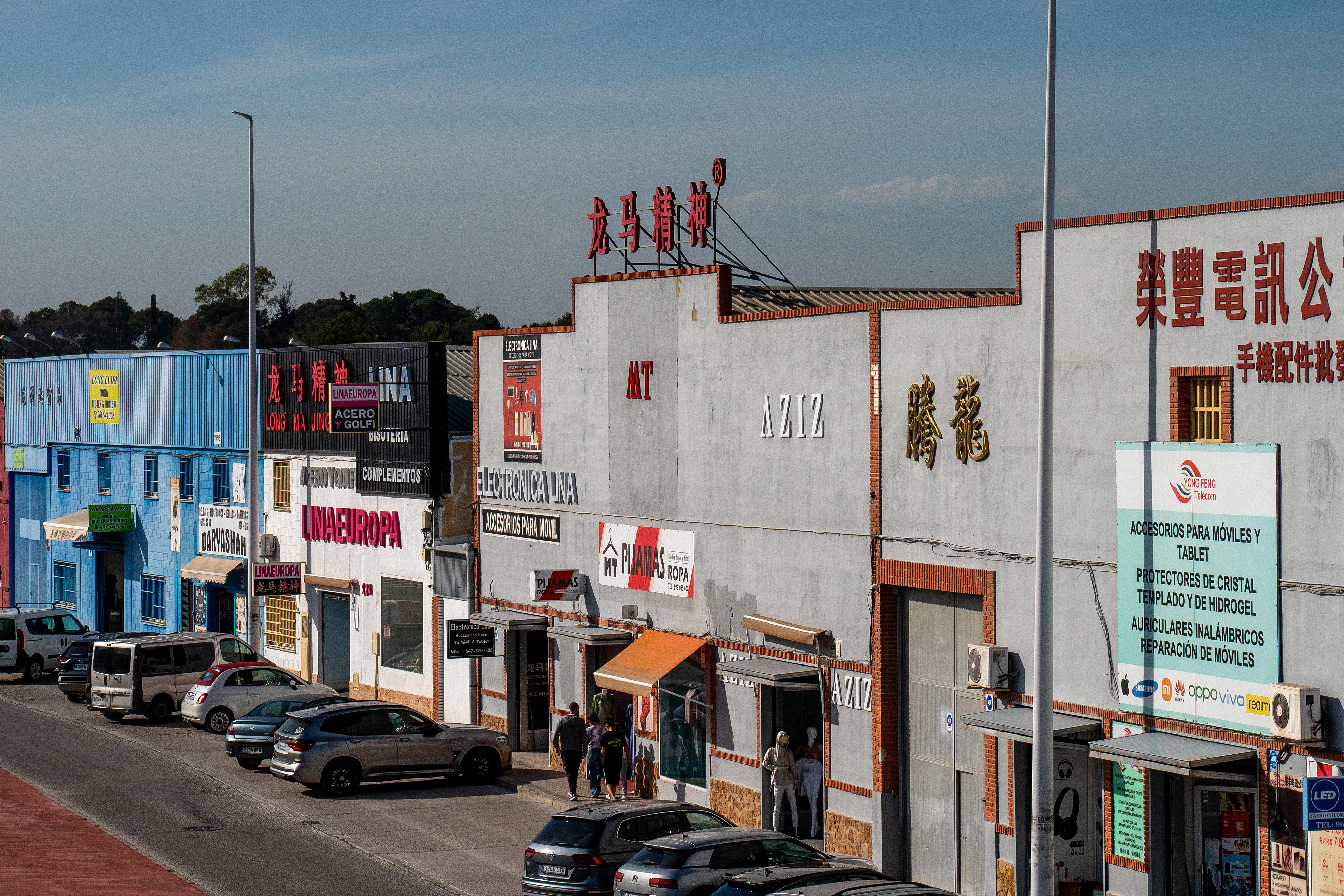 當?shù)貢r間2025年4月10日，西班牙瓦倫西亞國際機場附近的中資批發(fā)零售商店。