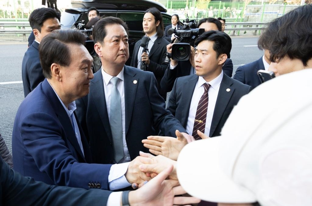 4月11日，韓國(guó)前總統(tǒng)尹錫悅（左一）在離開首爾漢南洞官邸時(shí)與支持者握手。新華社發(fā)（全休相攝）