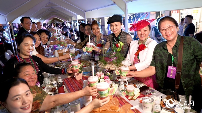 海外華僑在活動現(xiàn)場品嘗“家鄉(xiāng)味”。人民網(wǎng)記者 符武平攝