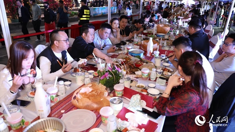 消博會嘉賓沉浸享用長桌宴。人民網(wǎng)記者 符武平攝