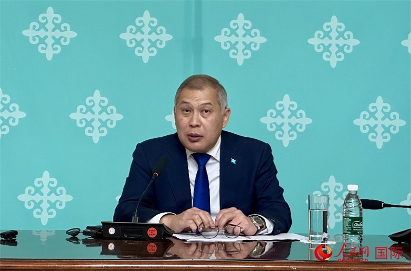 哈薩克斯坦駐華大使沙赫拉特·努雷舍夫在哈駐華大使館舉辦新聞發(fā)布會。人民網(wǎng)阿爾達(dá)克 攝