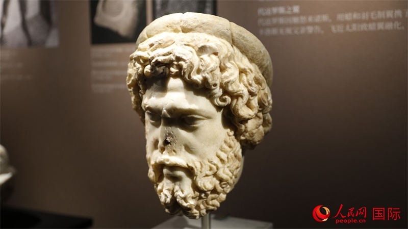 阿斯克勒庇俄斯大理石頭像。4月14日，來自希臘伊拉克利翁考古博物館的文物在故宮博物院展出。（人民網 張澤宇攝）