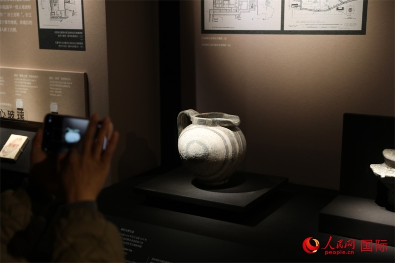 參觀者在拍攝。4月14日，來自希臘伊拉克利翁考古博物館的文物在故宮博物院展出。（人民網 張澤宇攝）