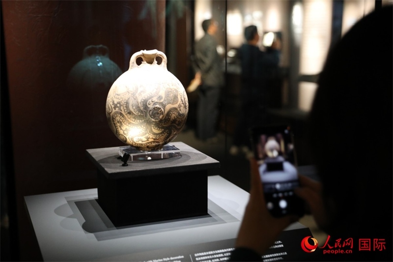 參觀者在拍攝。4月14日，來自希臘伊拉克利翁考古博物館的文物在故宮博物院展出。（人民網 張澤宇攝）