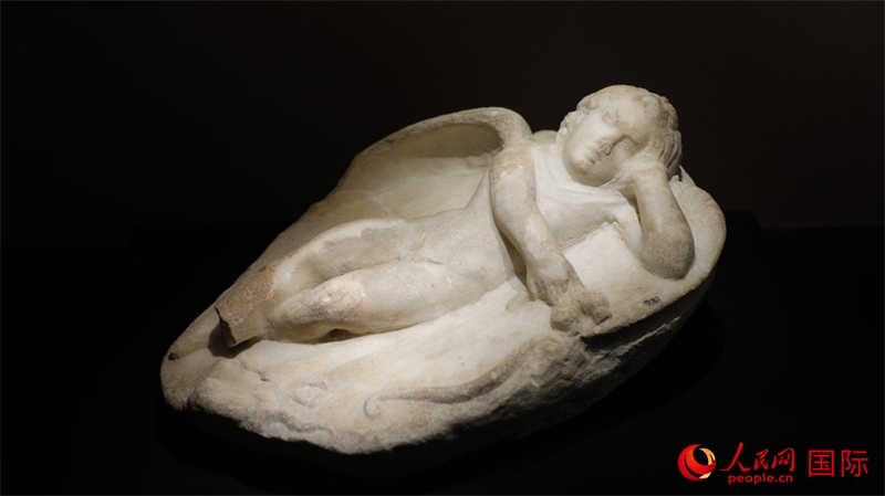 沉睡的厄洛斯大理石浮雕。4月14日，來自希臘伊拉克利翁考古博物館的文物在故宮博物院展出。（人民網 張澤宇攝）