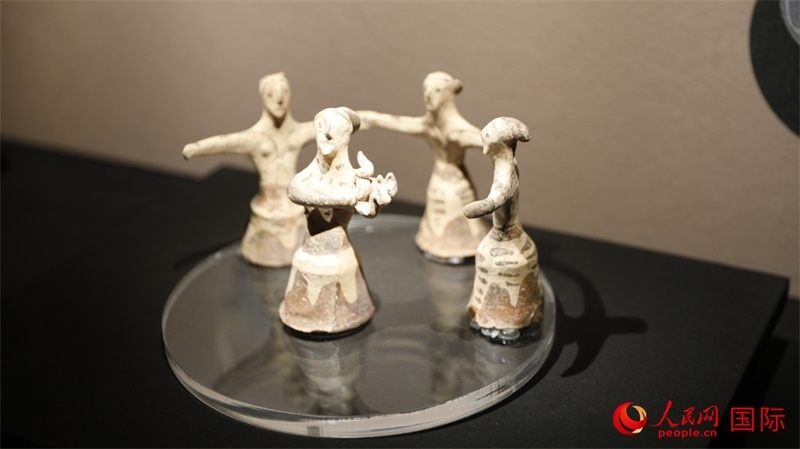 舞蹈者與音樂家雕塑群像。4月14日，來自希臘伊拉克利翁考古博物館的文物在故宮博物院展出。（人民網 張澤宇攝）