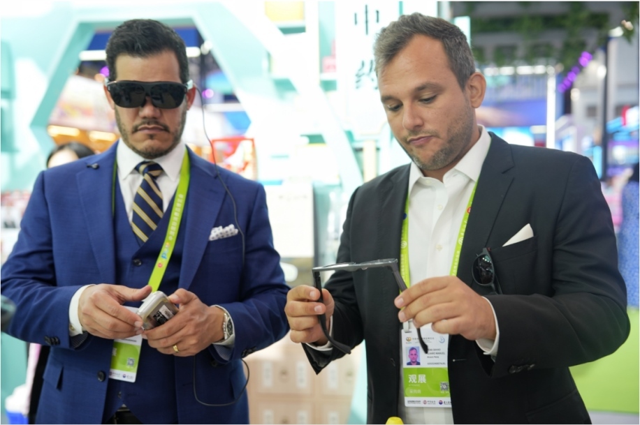 觀展嘉賓體驗(yàn)科技消費(fèi)新產(chǎn)品。中國(guó)國(guó)際消費(fèi)品博覽會(huì)組委會(huì)網(wǎng)上新聞中心供圖