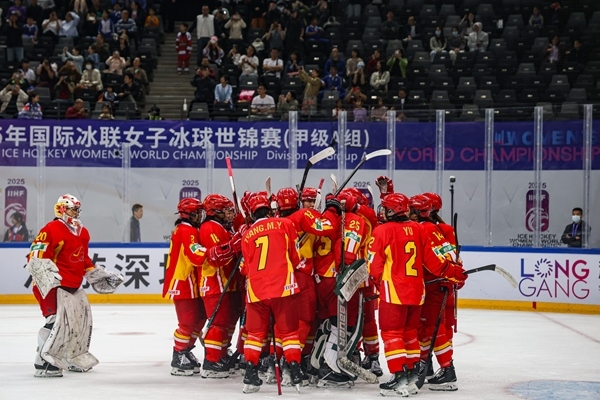 中國隊球員慶祝勝利。圖片來源：中國冰球協(xié)會