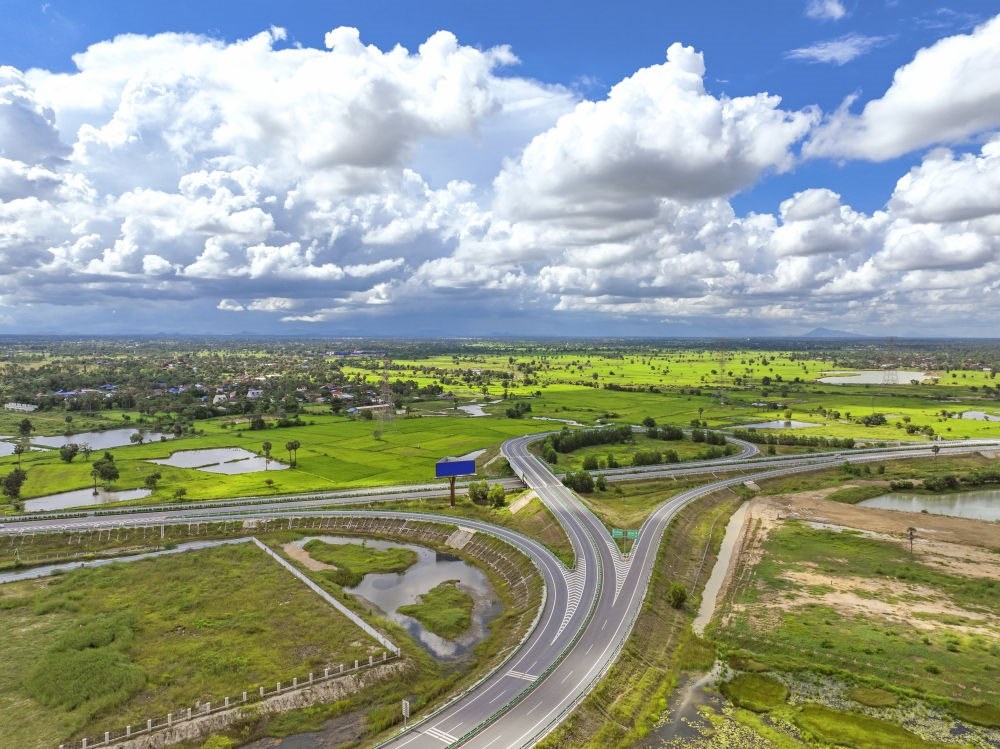 2024年9月25日在柬埔寨磅士卑省拍攝的金港高速公路（無人機(jī)照片）。連接柬埔寨首都金邊和最大深水海港西哈努克港的金港高速公路，是中柬共建“一帶一路”標(biāo)志性項目。