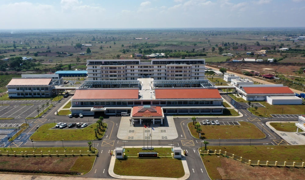 2022年2月17日在柬埔寨特本克蒙省新區(qū)拍攝的中國援柬埔寨特本克蒙省醫(yī)院。