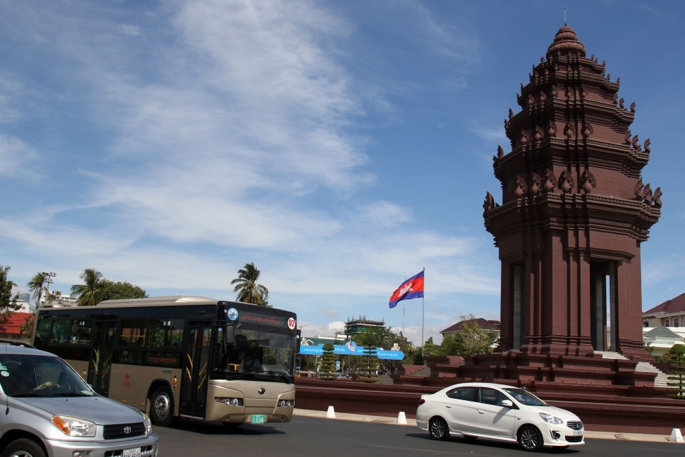 2018年1月5日，在柬埔寨金邊，一輛中國援助的“宇通”公交車經(jīng)過獨立紀(jì)念碑。