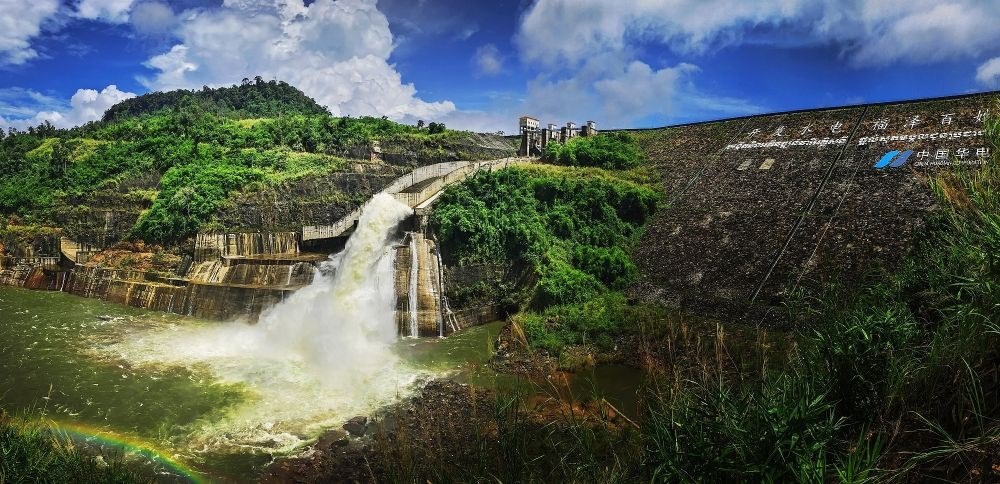 2018年6月22日在柬埔寨戈公省拍攝的中國援柬額勒賽水電站上大壩。