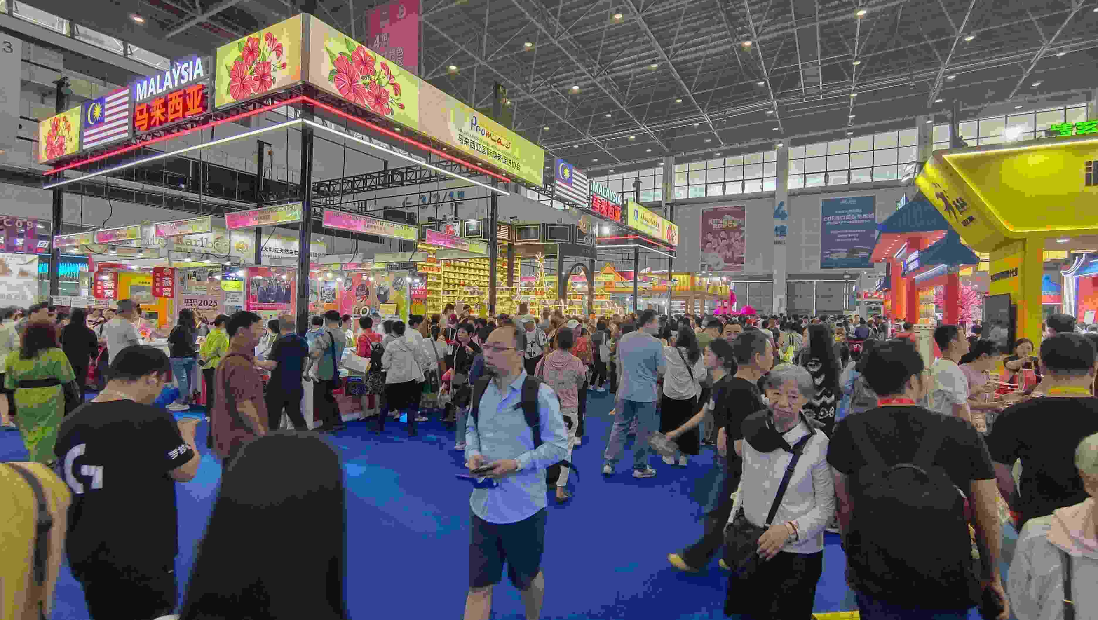 消博會(huì)迎來公眾開放日，眾多市民、客商來到展館參觀、購物。人民網(wǎng)記者 李彤?dāng)z