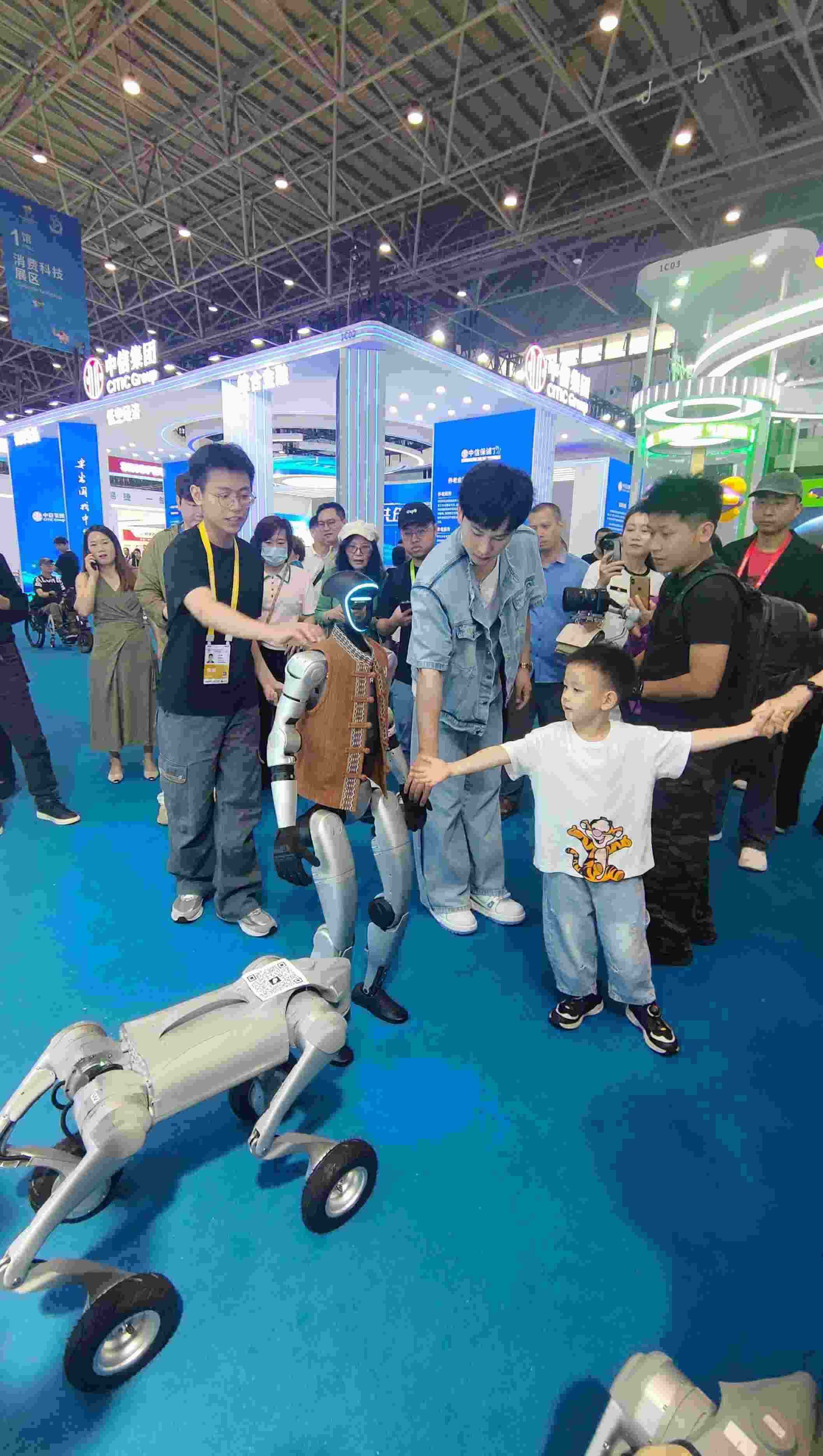 消博會(huì)現(xiàn)場，機(jī)器人等科技消費(fèi)產(chǎn)品吸引觀展者駐足。人民網(wǎng)記者 李彤?dāng)z
