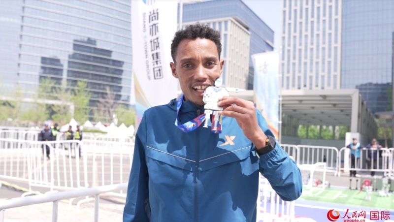 埃塞俄比亞選手圖魯·亞雷德·德梅克獲得本次大賽男子組亞軍。人民網(wǎng)記者 袁蒙攝