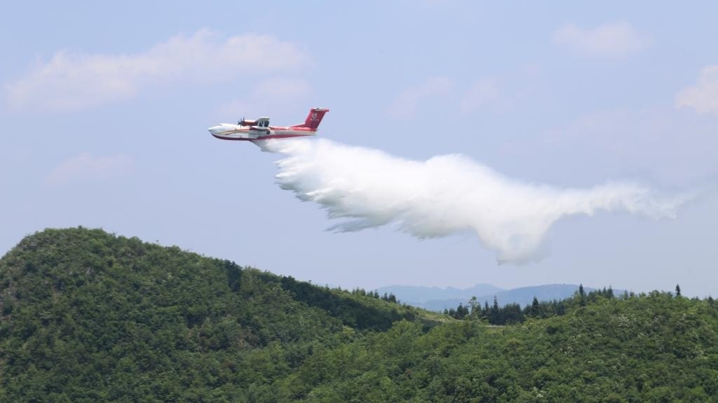 AG600飛機在四川西昌開展典型滅火場景驗證試飛科目（2023年6月攝）。新華社發(fā)（中國航空工業(yè)集團供圖）