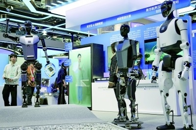3月27日，在中關(guān)村展示中心常設(shè)展上，人形機(jī)器人“天工”向參觀者招手示意。新華社記者 鞠煥宗攝