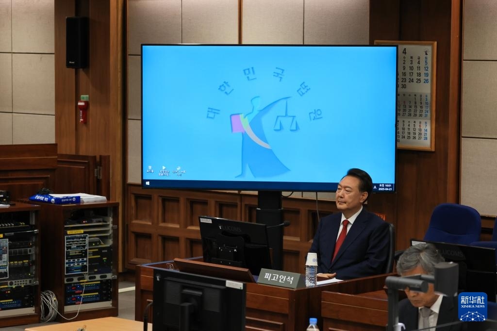 4月21日，尹錫悅在韓國首爾中央地方法院出席庭審。新華社/紐西斯通訊社