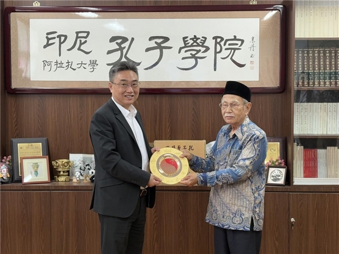 雙方交換禮物?；顒?dòng)主辦方供圖