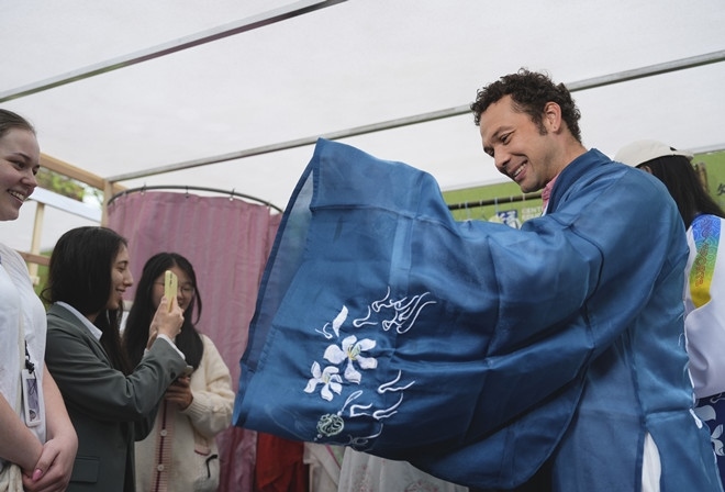 外國青年試穿漢服。中外語言交流合作中心供圖