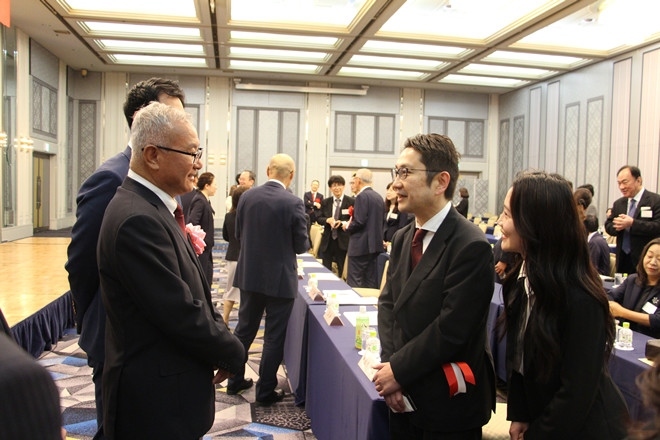 與會(huì)嘉賓熱切交流。中國(guó)駐福岡總領(lǐng)館供圖