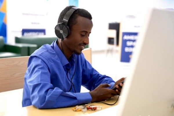 在明亮現(xiàn)代的信息技術(shù)閱覽室，當?shù)刈x者正在沉浸式學習，塔里克·易卜拉欣攝