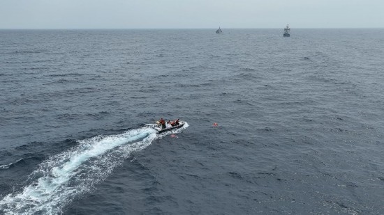 4月23日，中越海警開展海上聯(lián)合搜救演練，模擬營救落水人員。（中國海警供圖）