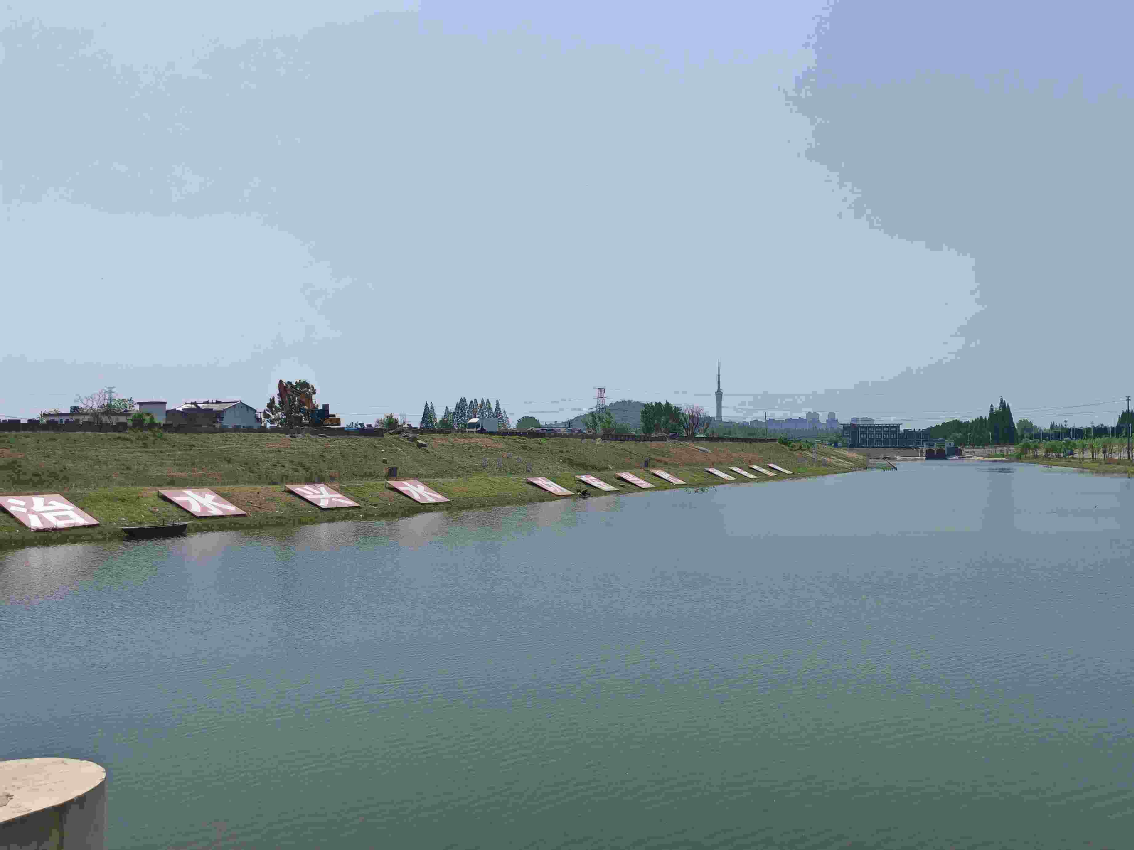 在龍子湖樞紐上眺望靚麗的淮河美景。人民網(wǎng)記者 王子鋒攝