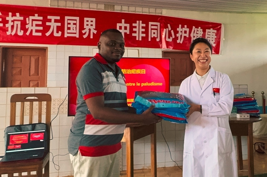 【3】贈(zèng)送抗瘧物資。中國(guó)（山西）第24批援喀麥隆姆巴爾馬尤醫(yī)療隊(duì) 供圖