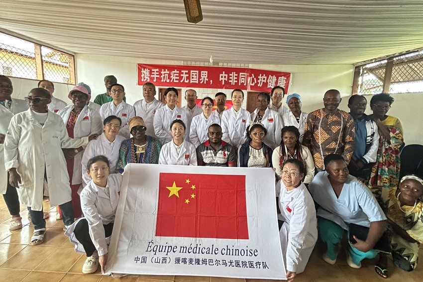 【4】圖為活動(dòng)結(jié)束后的合影。中國(guó)（山西）第24批援喀麥隆姆巴爾馬尤醫(yī)療隊(duì) 供圖
