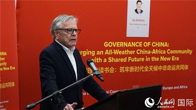 南非前駐日本、西班牙、馬達(dá)加斯加大使、浙江師范大學(xué)非洲研究院資深研究員赫特·赫羅布勒在讀書(shū)會(huì)上發(fā)言。人民網(wǎng) 劉暢攝