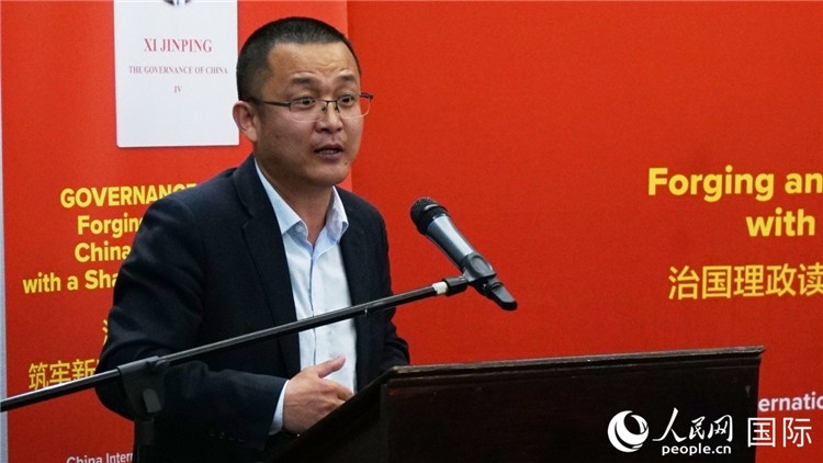 中非青年婦女協(xié)會(huì)主席、南非大學(xué)教授秦效順在讀書(shū)會(huì)上發(fā)言。人民網(wǎng) 劉暢攝