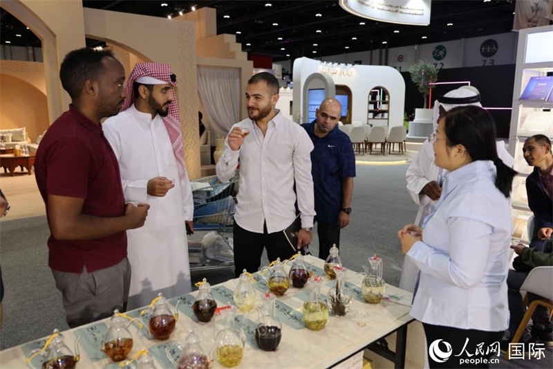 在“閱讀中國(guó)”館，當(dāng)?shù)刈x者通過品味中國(guó)茶，了解中國(guó)文化。人民網(wǎng)記者 張志文攝